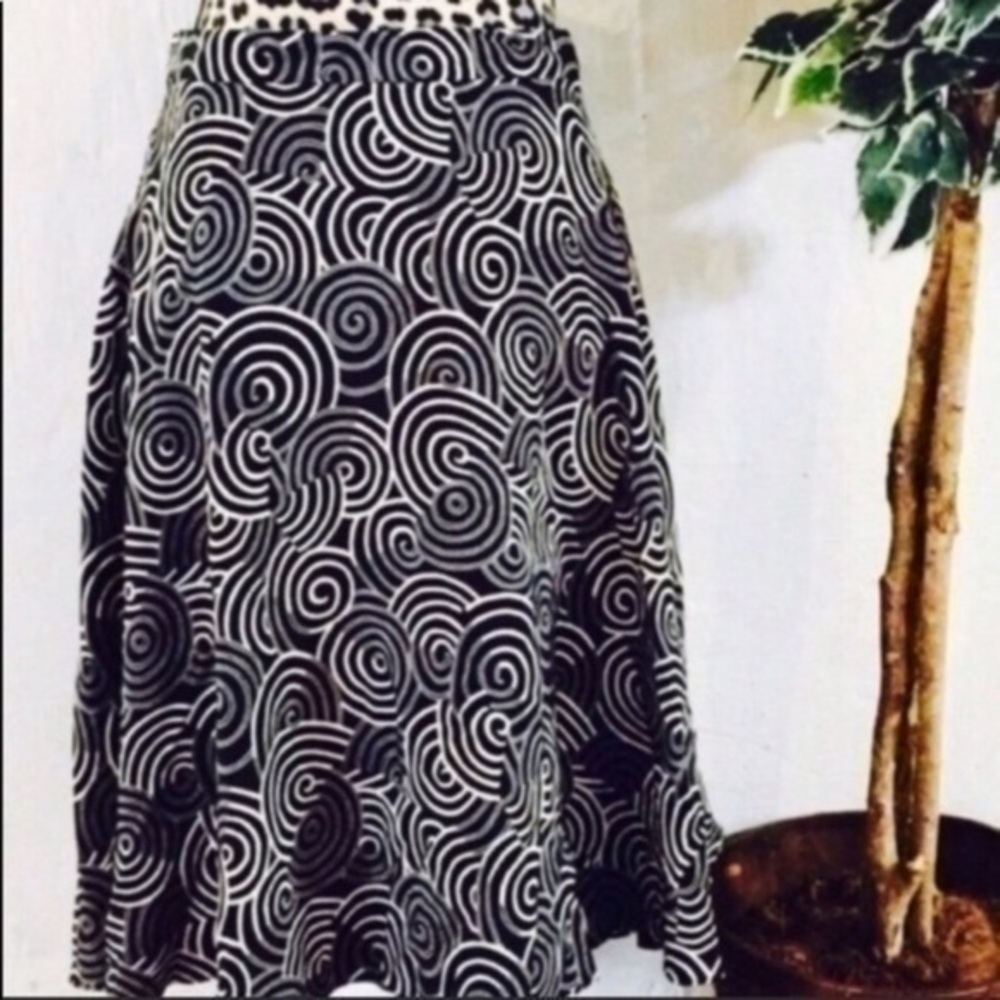 NWOT Vintage Oscar De La Renta Swirl Skirt 100% Silk Skirt Black With Swirls